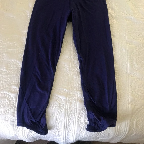 Lululemon Tummy Control Crops with calf details - Picture 2 of 6